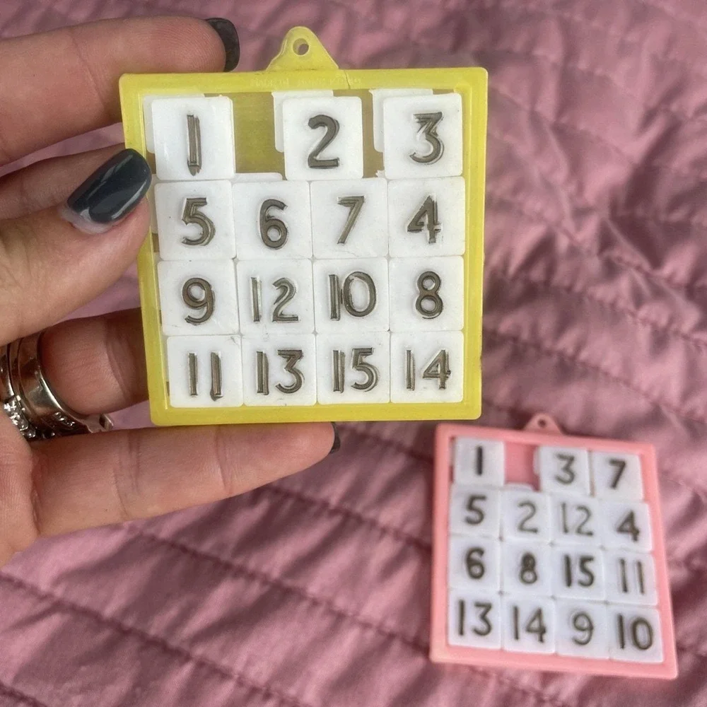 Lot of 2 VTG 1950s 15 Number Sliding Puzzles Handheld Plastic Brain‎ Teasers Toy
